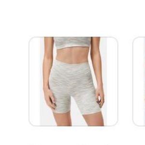 Outdoor Voices Flow 7” Short